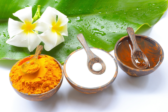 Yogurt and Turmeric Face Mask for De-Tanning All Skin Types