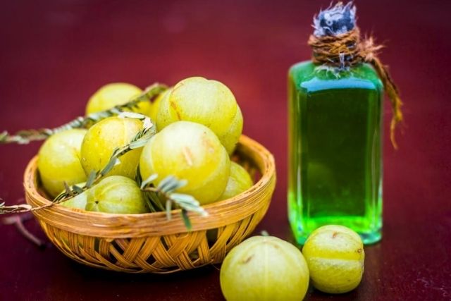 Amla acts as a superfood for your hair, providing it with lots of Vitamin C and antioxidants that readily get rid of a dry, itchy, or flaky scalp. 